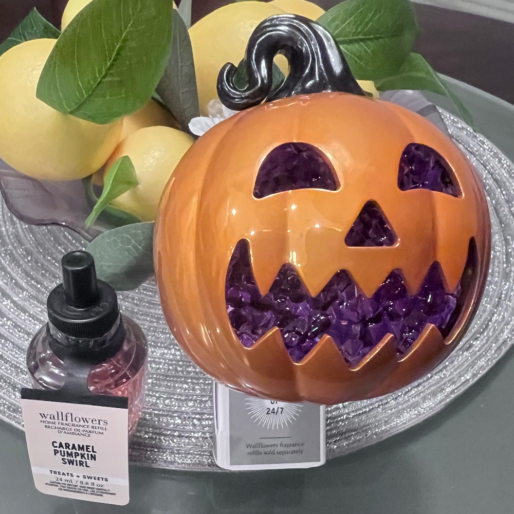 ***SALE***Bath & Body Works Pumpkin Wallflower Lightup Plug & Bulb NWT FIRM - Picture 1 of 5